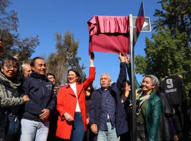 Carlos Caszely durante la inauguración de la calle con su nombre en la comuna de Santiago