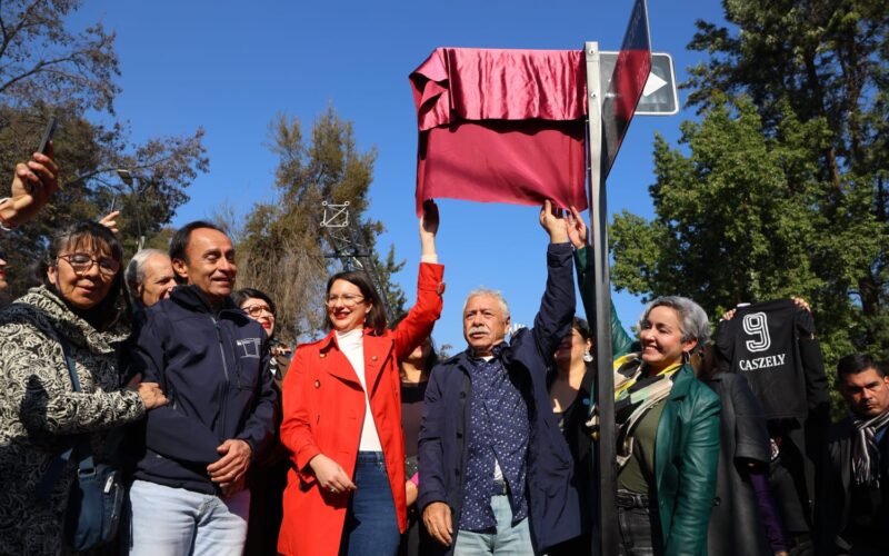 Carlos Caszely durante la inauguración de la calle con su nombre en la comuna de Santiago