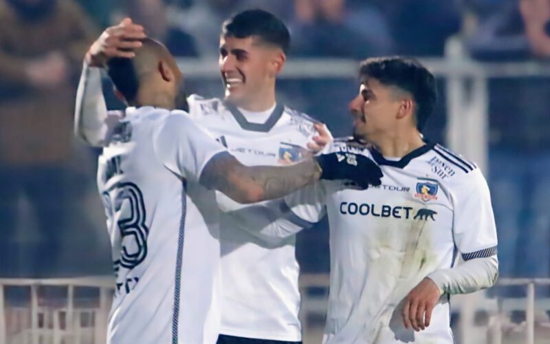 Arturo Vidal, Bruno Gutiérrez y Alexander Oroz celebrando un gol de Colo-Colo