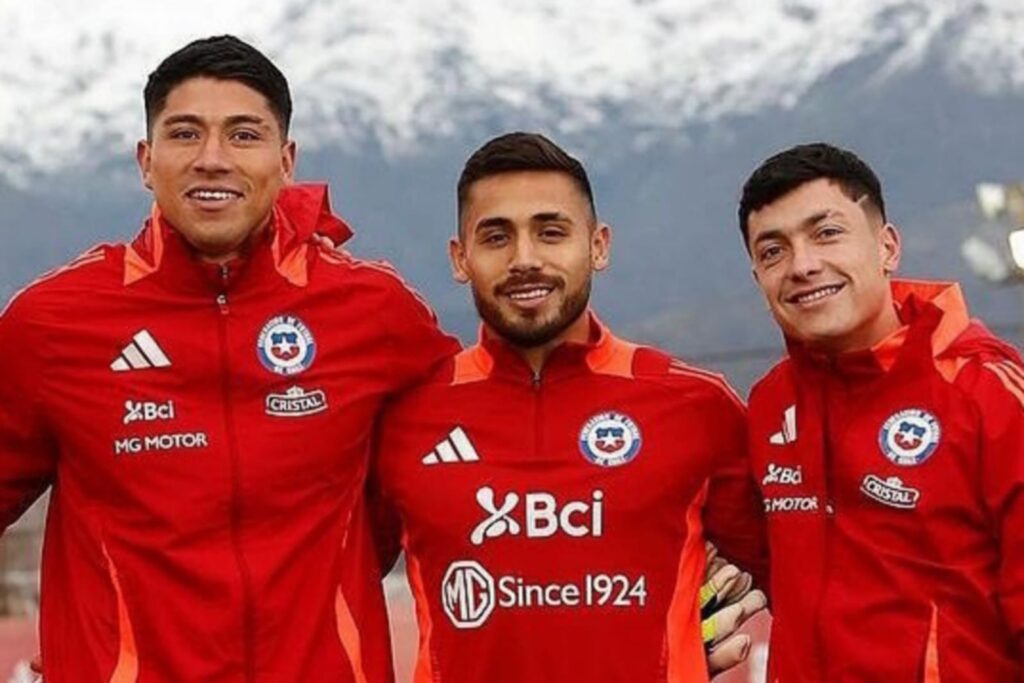 Brayan Cortés, Marcos Bolados y Cristián Zavala con indumentaria de la Selección Chilena.