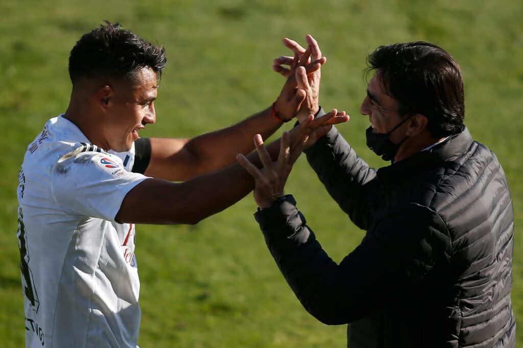 Iván Morales y Gustavo Quinteros saludándose tras un gol del delantero.