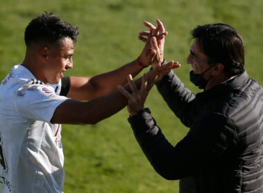 Iván Morales y Gustavo Quinteros saludándose tras un gol del delantero.