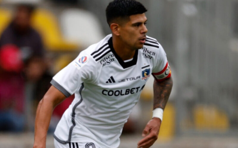 El jugador de Colo Colo Esteban Pavez es fotografiado durante el partido de primera division contra Coquimbo Unido