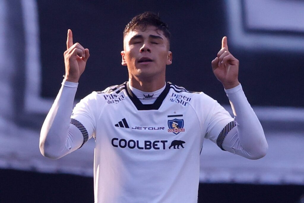 Damián Pizarro celebrando un gol con la camiseta de Colo-Colo