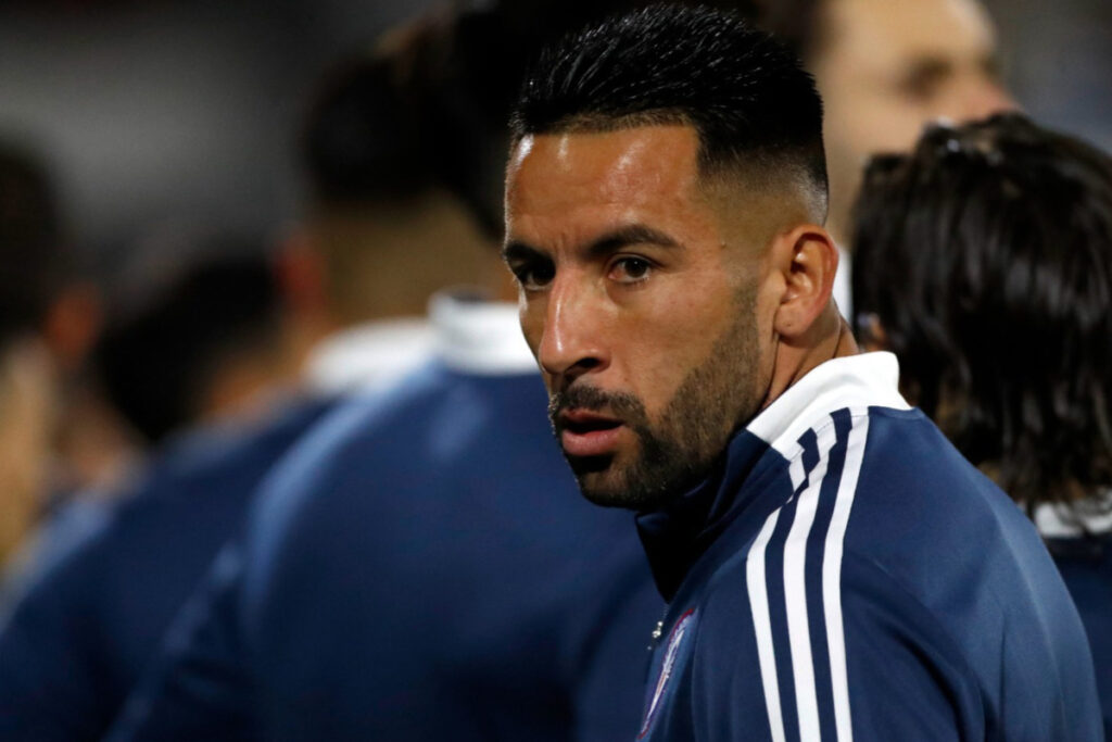 Primer plano al lateral derecho de la selección chilena, Mauricio Isla