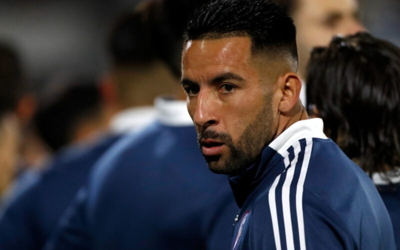 Primer plano al lateral derecho de la selección chilena, Mauricio Isla