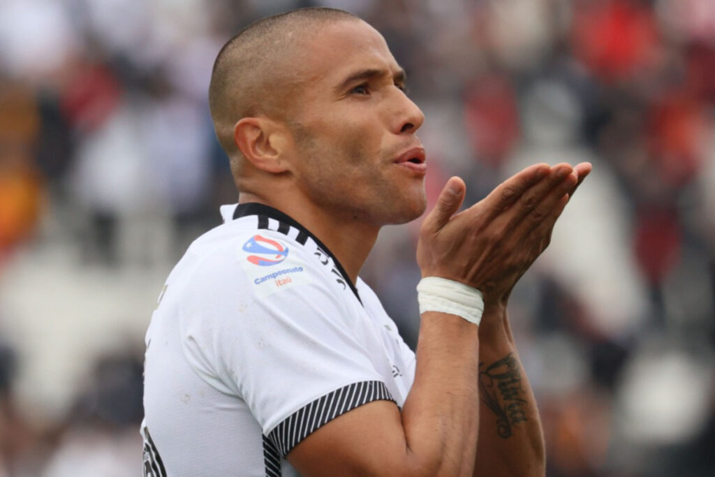 Leandro Benegas lanzando un beso mientras celebra un gol con Colo-Colo.