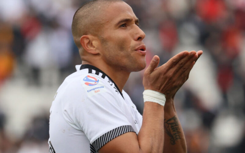 Leandro Benegas lanzando un beso mientras celebra un gol con Colo-Colo.