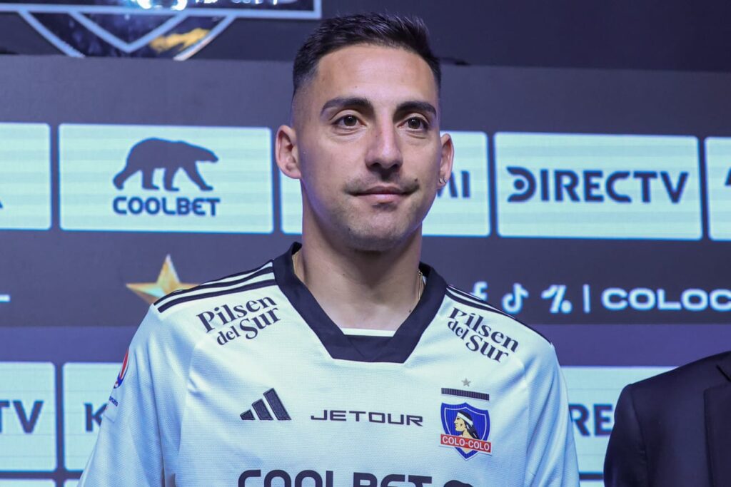 Javier Correa durante su presentación como refuerzo de Colo-Colo