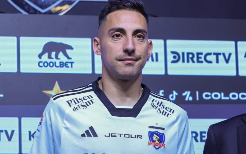 Javier Correa durante su presentación como refuerzo de Colo-Colo