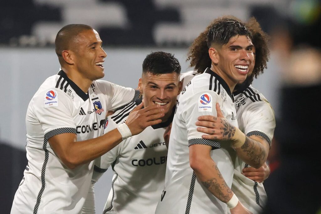 Leandro Benegas, Lucas Cepeda, Carlos Palacios y Maximiliano Falcón celebrando un gol de Colo-Colo.