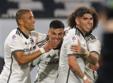 Leandro Benegas, Lucas Cepeda, Carlos Palacios y Maximiliano Falcón celebrando un gol de Colo-Colo.