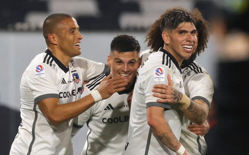 Leandro Benegas, Lucas Cepeda, Carlos Palacios y Maximiliano Falcón celebrando un gol de Colo-Colo.