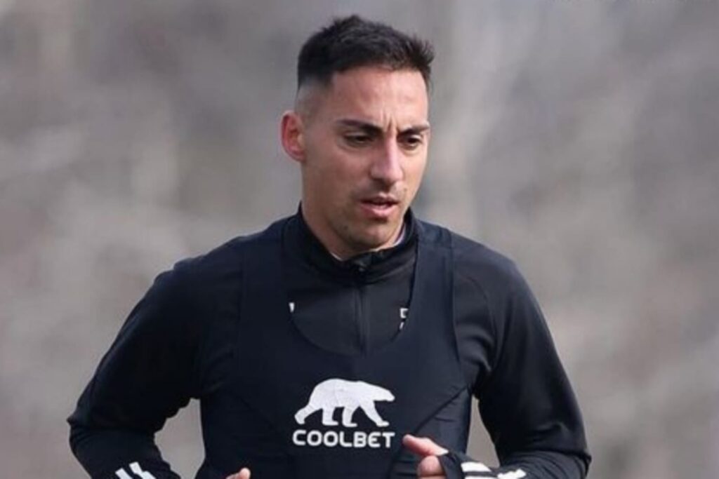 Javier Correa entrenando con indumentaria de Colo-Colo.