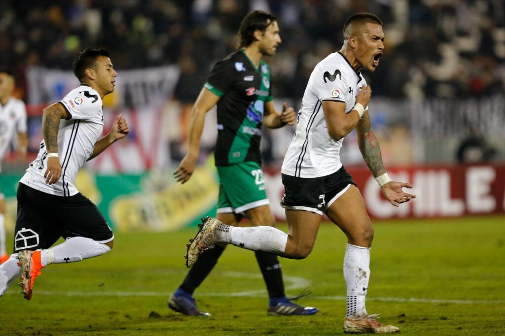 Javier Parraguez celebrando un gol de Colo-Colo vs Puerto Montt