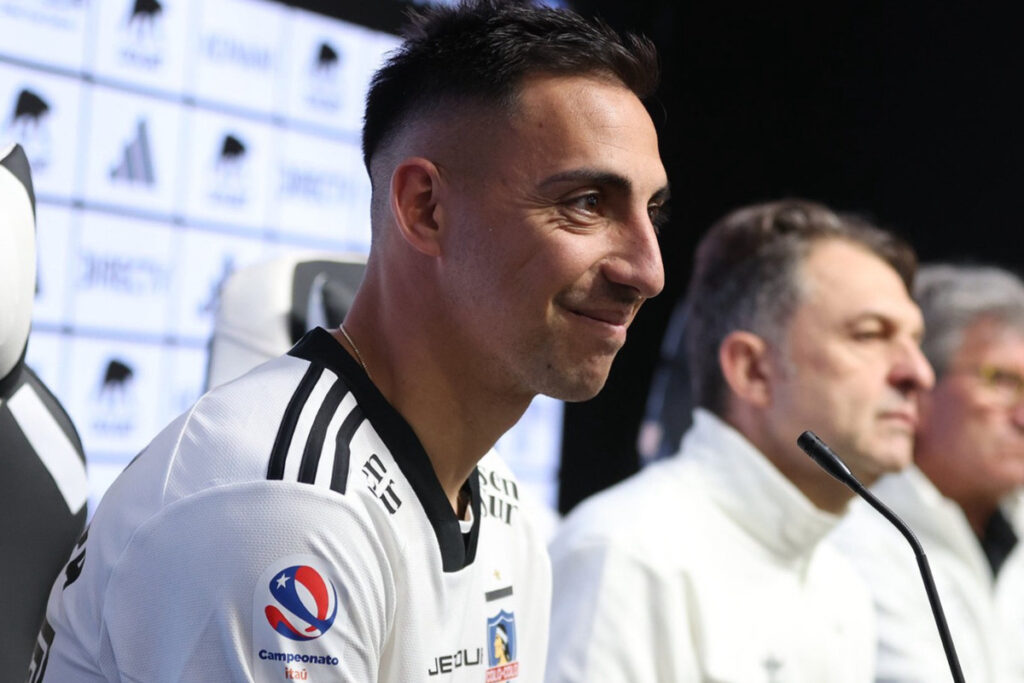 El delantero Javier Correa, en su presentación con Colo-Colo