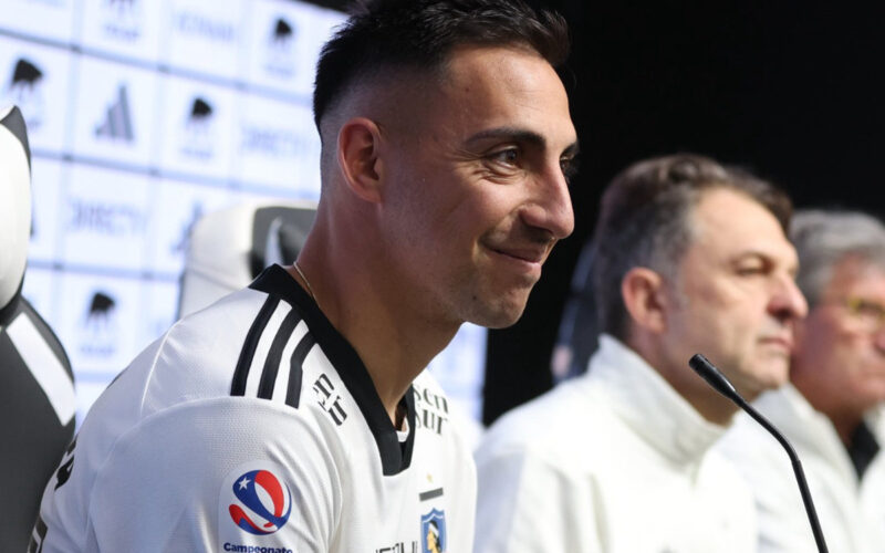 El delantero Javier Correa, en su presentación con Colo-Colo