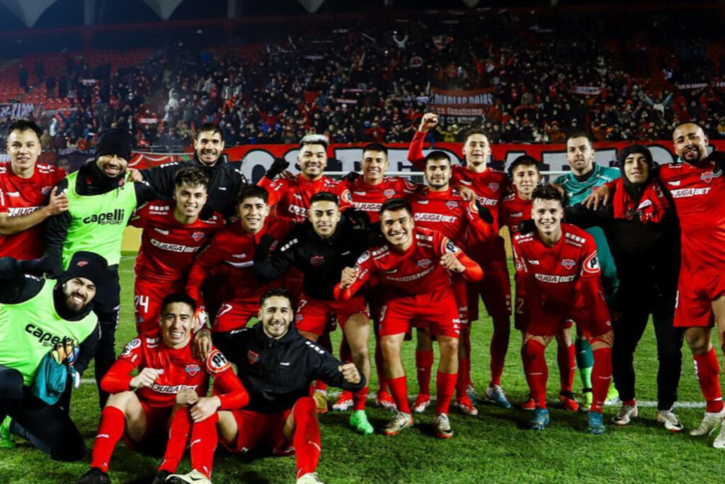 El equipo de Ñublense celebrando el triunfo en Copa Chile