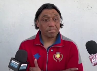 Rodrigo Meléndez entregando declaraciones con indumentaria de Deportes Linares.
