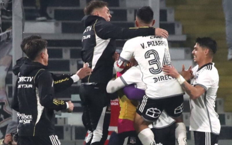 Jugadores de Colo-Colo celebrando un gol contra Ohiggins durante el partido de Copa Chile