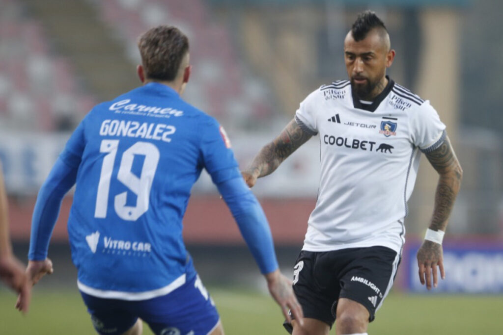 Jugadores de Colo-Colo y Deportes Santa Cruz disputando un balón.