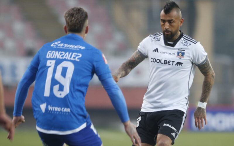 Jugadores de Colo-Colo y Deportes Santa Cruz disputando un balón.