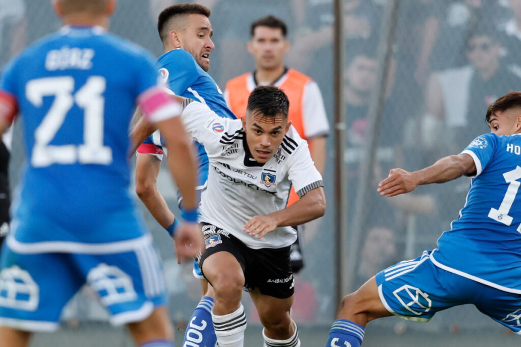 Vicente Pizarro durante un Superclásico entre Colo-Colo y Universidad de Chile.