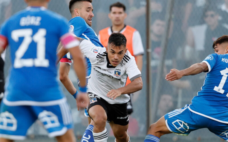 Vicente Pizarro durante un Superclásico entre Colo-Colo y Universidad de Chile.