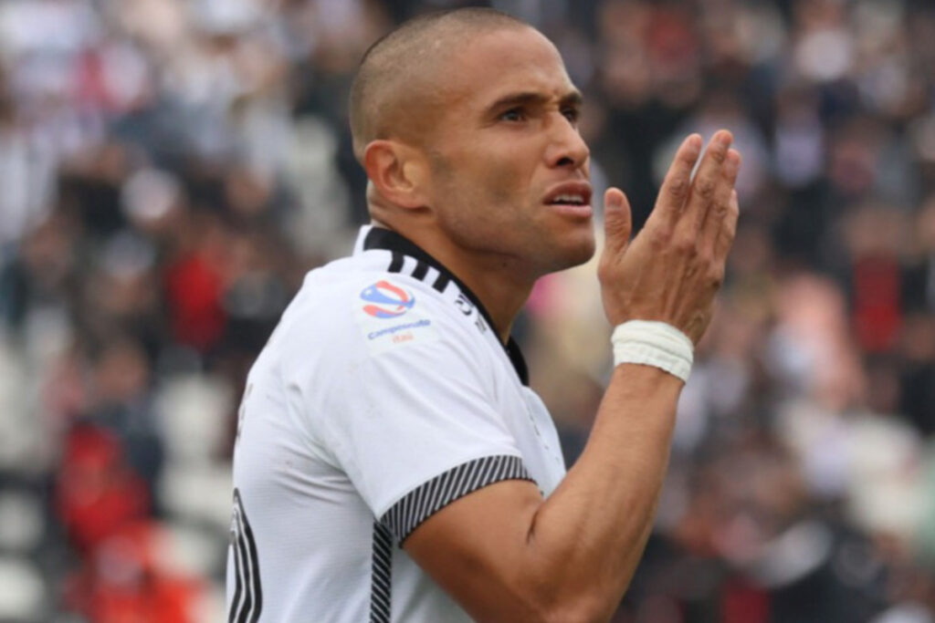 El jugador Leandro Benegas, celebrando un gol con Colo-Colo