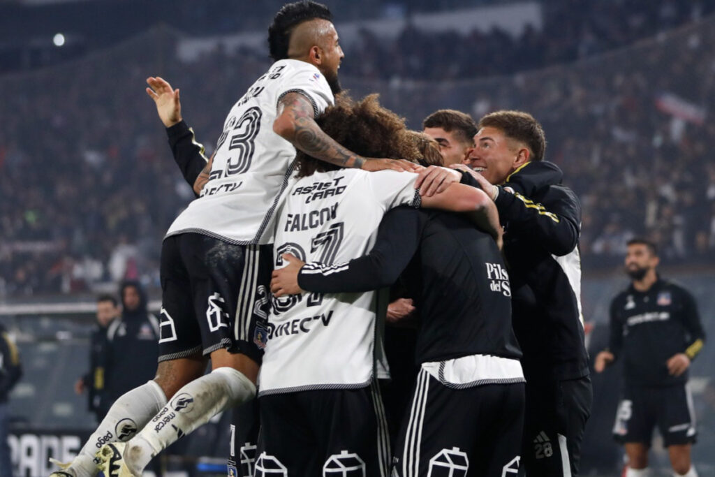 Jugadores de Colo-Colo celebrando un gol frente a Deportes Santa Cruz.