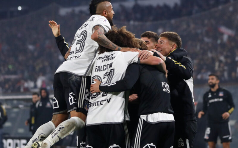 Jugadores de Colo-Colo celebrando un gol frente a Deportes Santa Cruz.