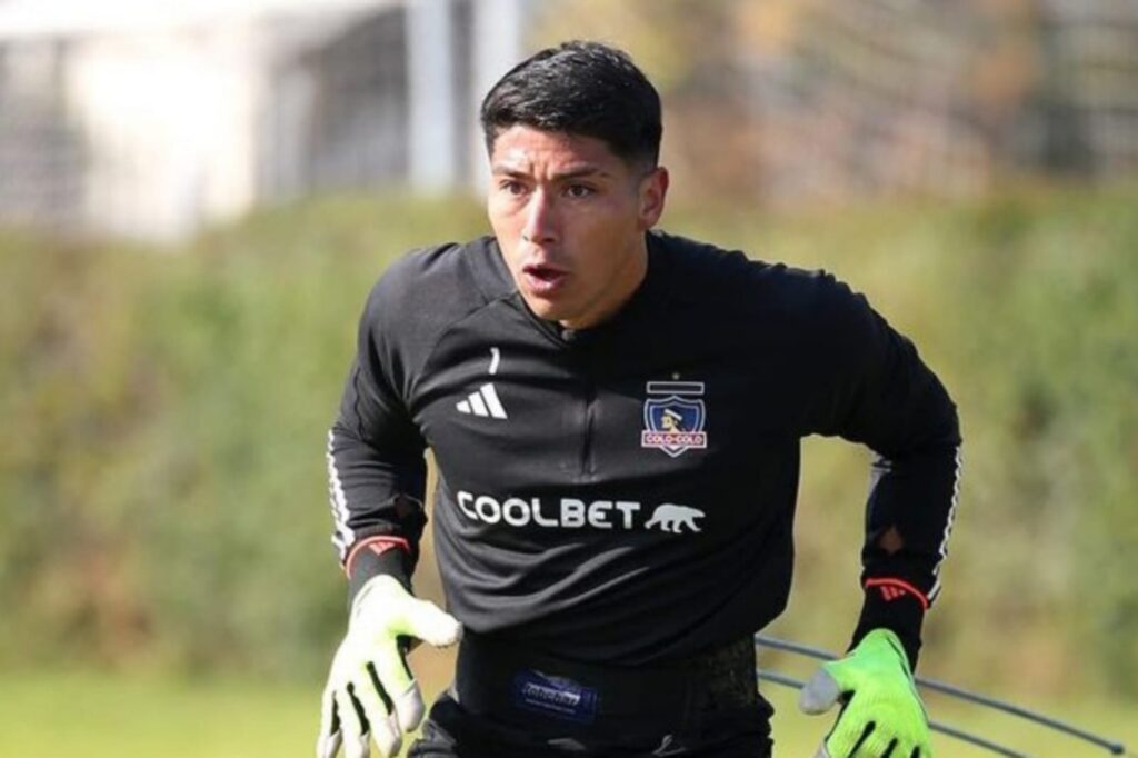 Brayan Cortés entrenando con camiseta de Colo-Colo.