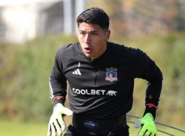 Brayan Cortés entrenando con camiseta de Colo-Colo.