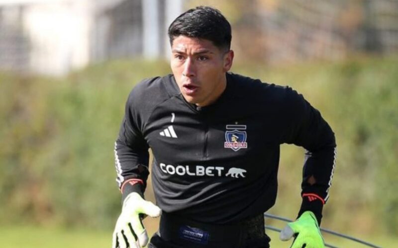 Brayan Cortés entrenando con camiseta de Colo-Colo.