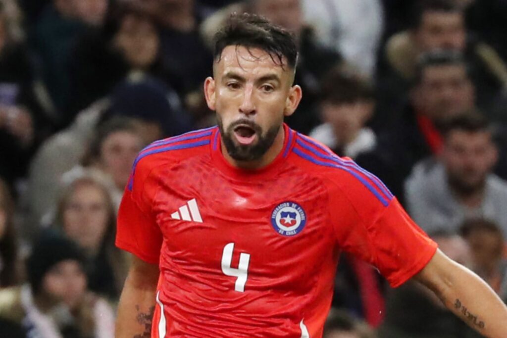 Mauricio Isla con la camiseta de la Selección Chilena.