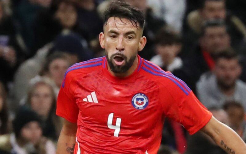 Mauricio Isla con la camiseta de la Selección Chilena.