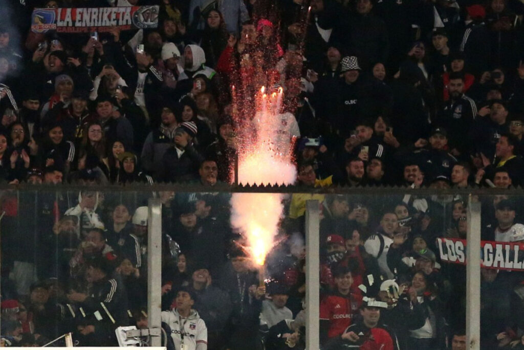 Hinchas de Colo-Colo son fotografiados durante el partido de amistoso realizado en el estadio Monumental.