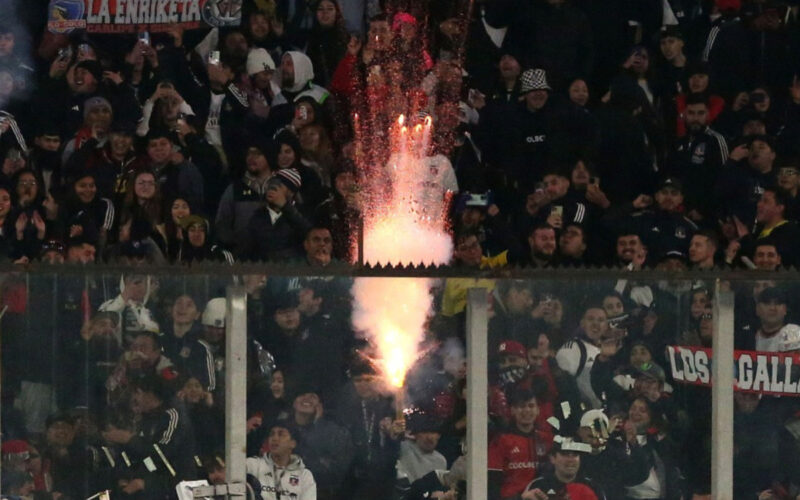 Hinchas de Colo-Colo son fotografiados durante el partido de amistoso realizado en el estadio Monumental.