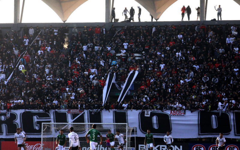 La hinchada de Colo-Colo en el duelo frente a Audax Italiano.