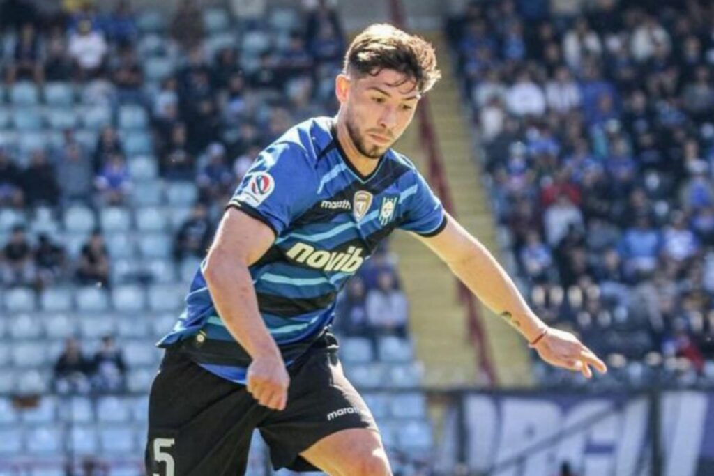 Felipe Loyola con camiseta de Huachipato