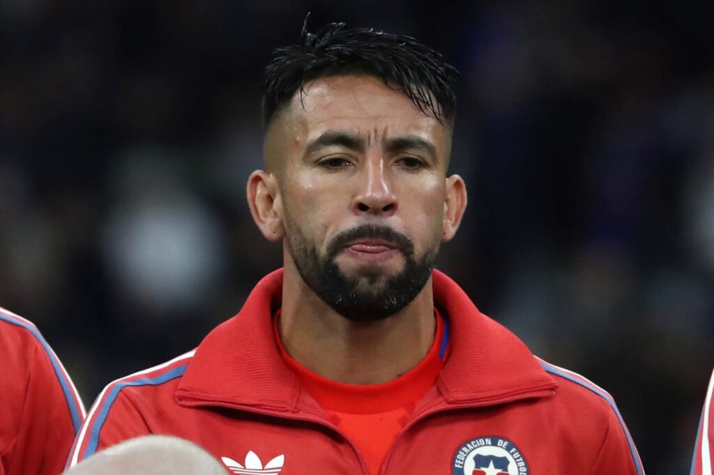 Mauricio Isla con indumentaria de la Selección Chilena.