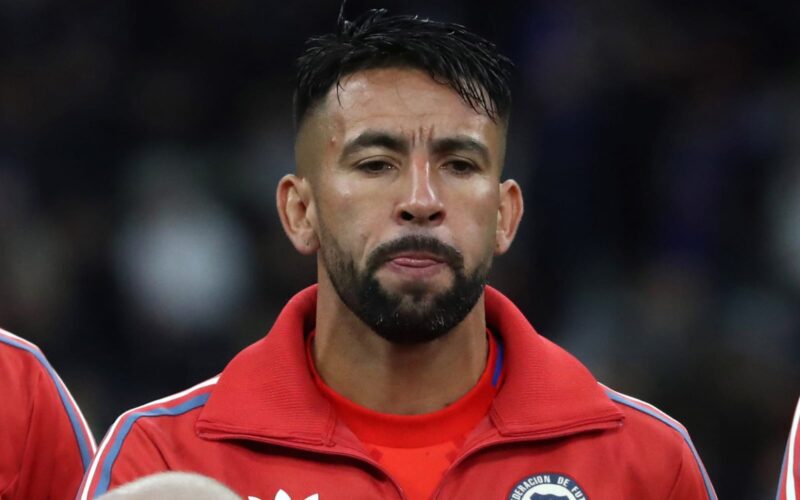 Mauricio Isla con indumentaria de la Selección Chilena.