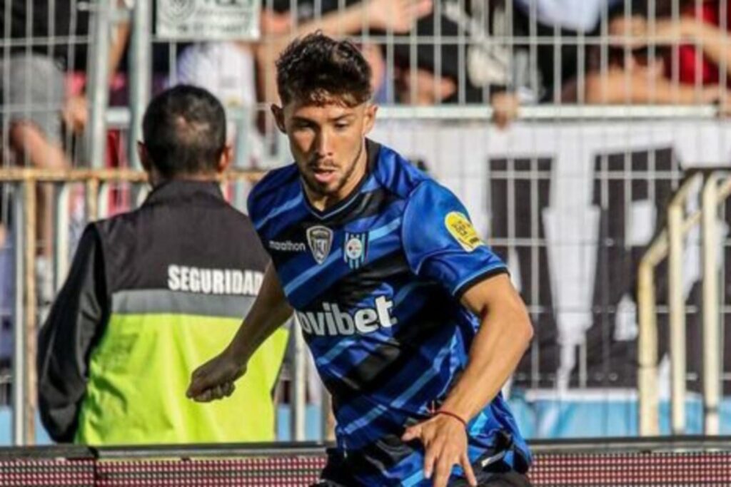 Felipe Loyola con camiseta de Huachipato.