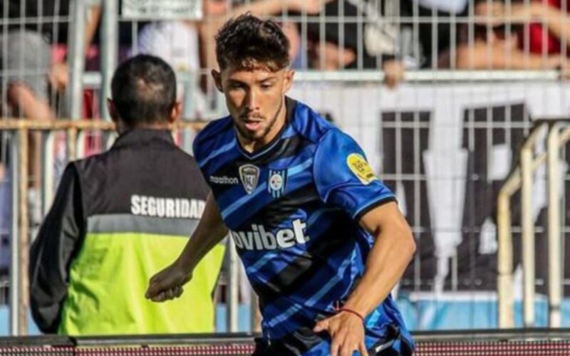 Felipe Loyola con camiseta de Huachipato.