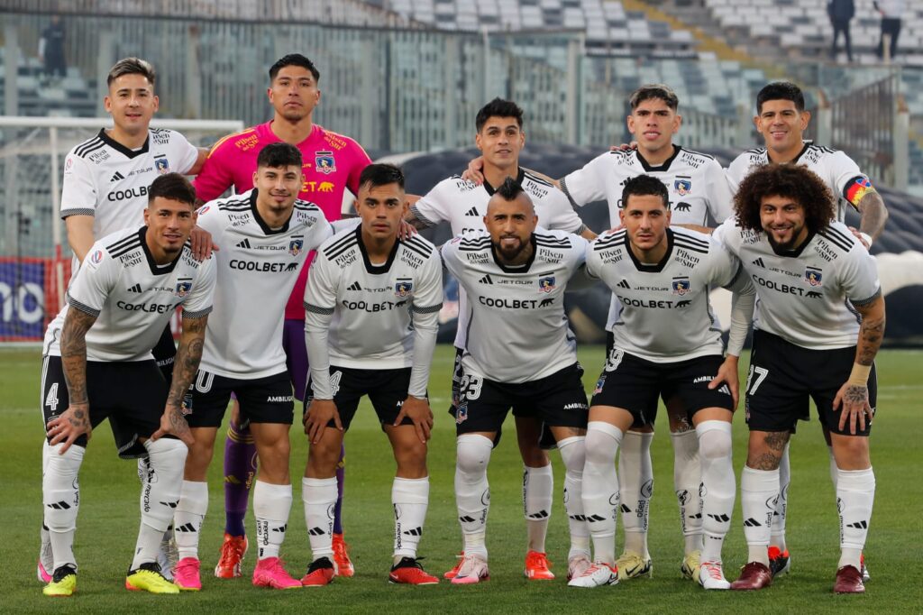 Formación Colo-Colo en el partido frente a Deportes Santa Cruz en el Estadio Monumental.