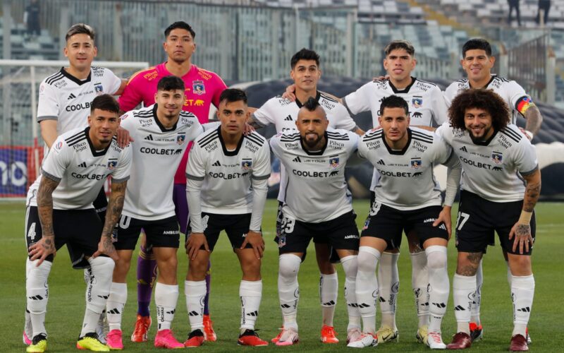 Formación Colo-Colo en el partido frente a Deportes Santa Cruz en el Estadio Monumental.