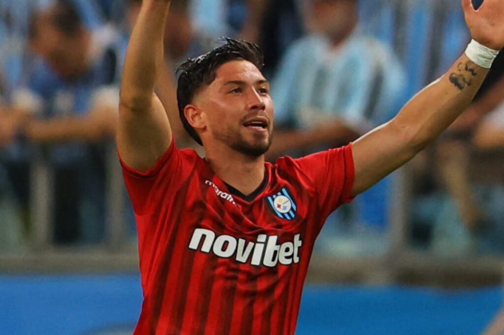 Felipe Loyola celebrando un gol con camiseta de Huachipato.