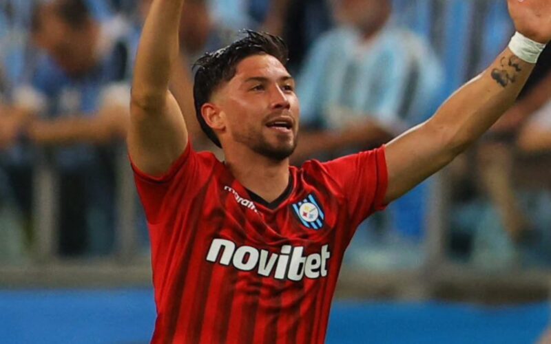 Felipe Loyola celebrando un gol con camiseta de Huachipato.