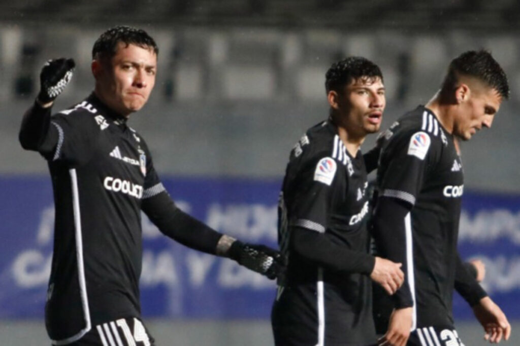 Jugadores de Colo-Colo celebrando el gol de Cristián Zavala a Deportes Puerto Montt.