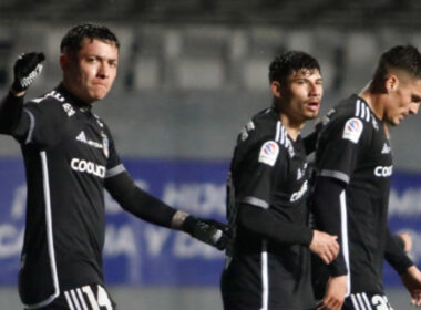 Jugadores de Colo-Colo celebrando el gol de Cristián Zavala a Deportes Puerto Montt.
